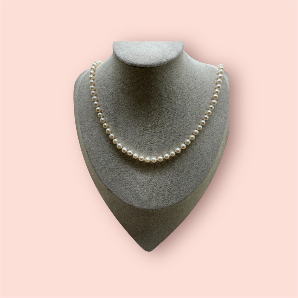 Elegant Pearl Necklace, 14 kt lock